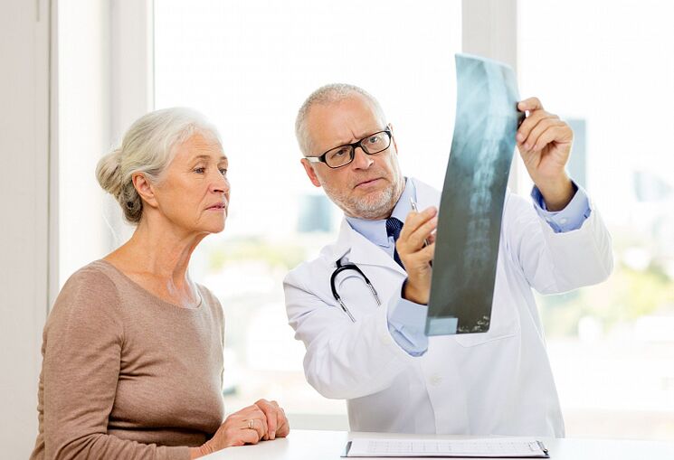 The doctor determines cervical osteochondrosis in a patient using radiographs
